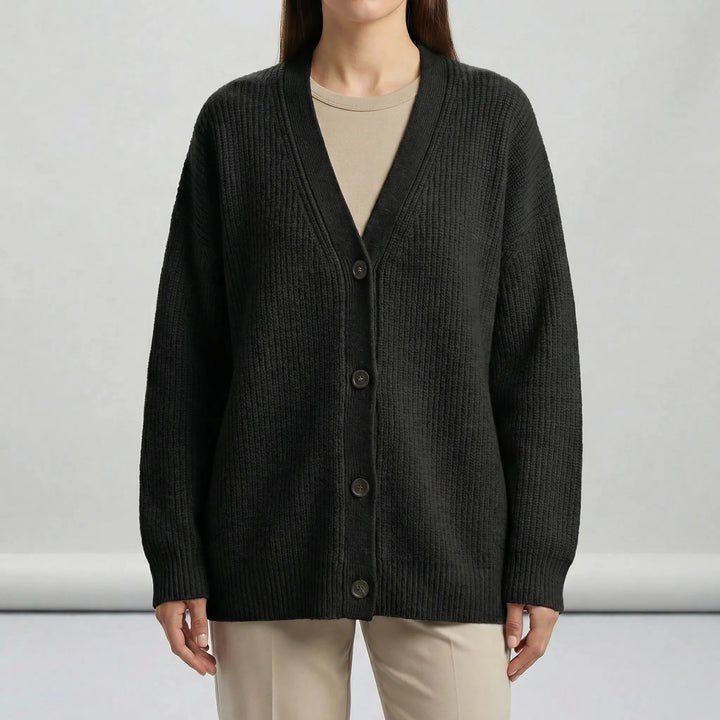 Mjuk beige stickad lång damcardigan med öppen framkant. Bekväm & stilren för alla damkläder, mysig.