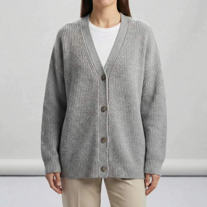 Kvinna bär svart lång öppen cardigan. Stickad damcardigan, perfekt mysig vardagsstil. Damkläder, lager på lager.