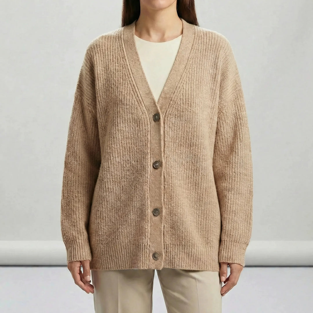 Modell visar lång grå öppen stickad cardigan. Stilren & mysig damcardigan. Vardagsstil, lager på lager.