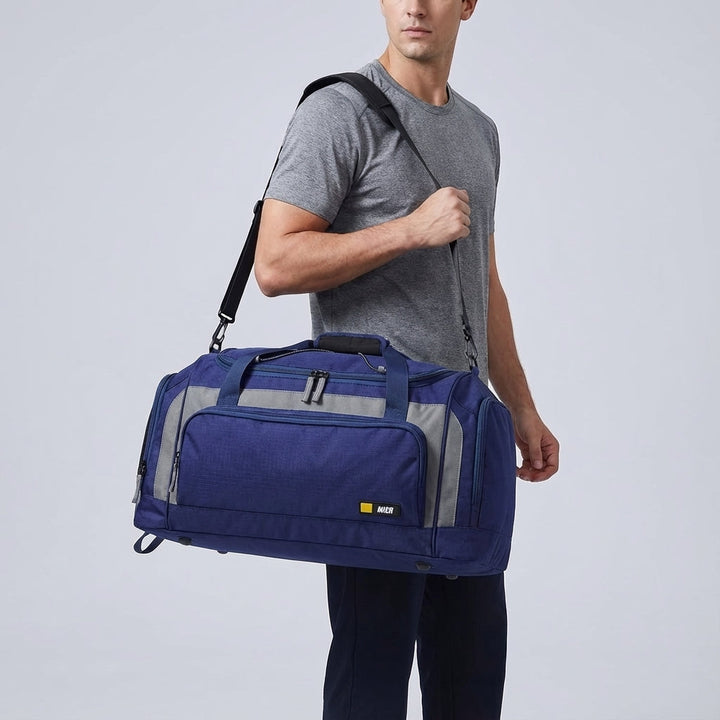 Stilren unisex duffelväska 60L med stort huvudfack och ventilerat skofack. Mångsidig för res- och träningsbehov.