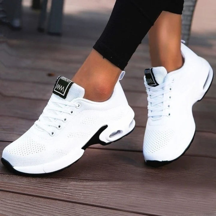 Mångsidiga damsneakers, lätta och bekväma, perfekta som vardags- eller promenadskor. Andningsbara.
