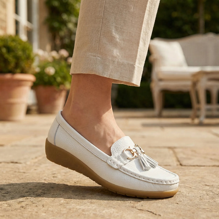 Klassiska mockasiner i mjukt material, bekväma slip-on skor för dam.