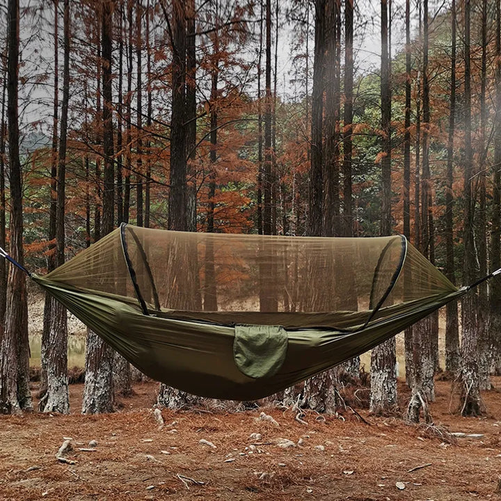 Lättviktig utomhushängmatta med inbyggt myggnät, perfekt för camping och avkoppling i naturen.