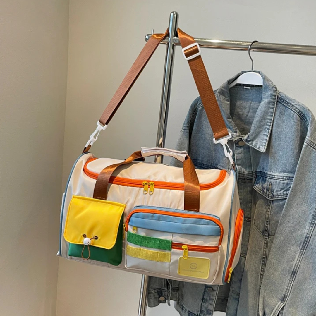 Unisex duffelväska med färgblock och justerbar axelrem, bärs bekvämt under resan eller till träningen.