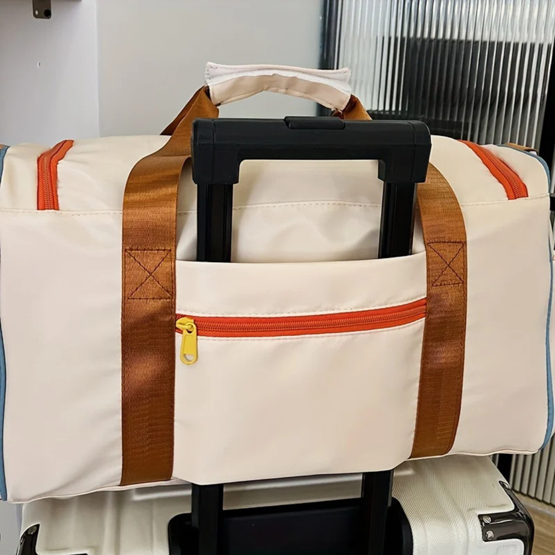 Rymlig lättvikts duffelväska i färgblocksmönster. Perfekt som bagage eller träningsväska för unisex.