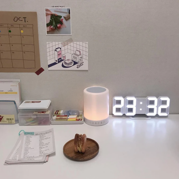 Stilren digitalklocka som passar perfekt som inredningsdetalj i vardagsrummet