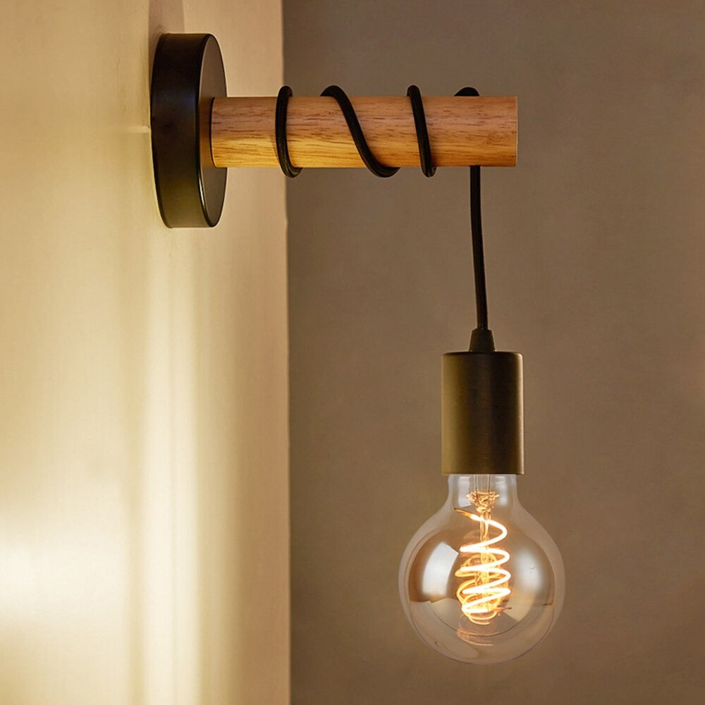 Svart industriell väggsänglampa med glödlampa tänd