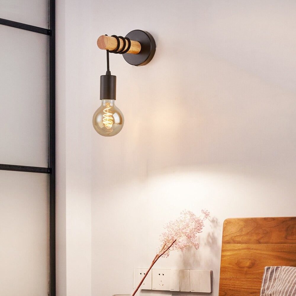 Svart vägglampa med trädetaljer installerad i modernt sovrum