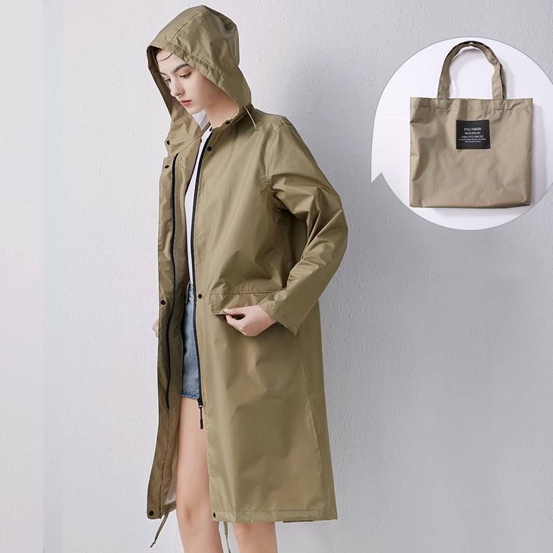 "Lång vattentät regnrock med huva för kvinnor i lila, elegant design, framifrån, polyester och TPU-material."