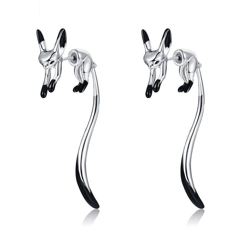 "Långa eleganta rävörhängen för kvinnor i roseguld, guld och silver. Smycke med unik design, symboliserar intelligens."