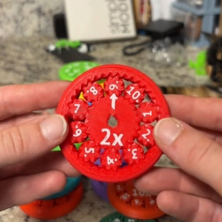 "Lärorik fidget-spinnare med färgglada detaljer för matematikträning, perfekt för barn och vuxna i interaktivt lärande."