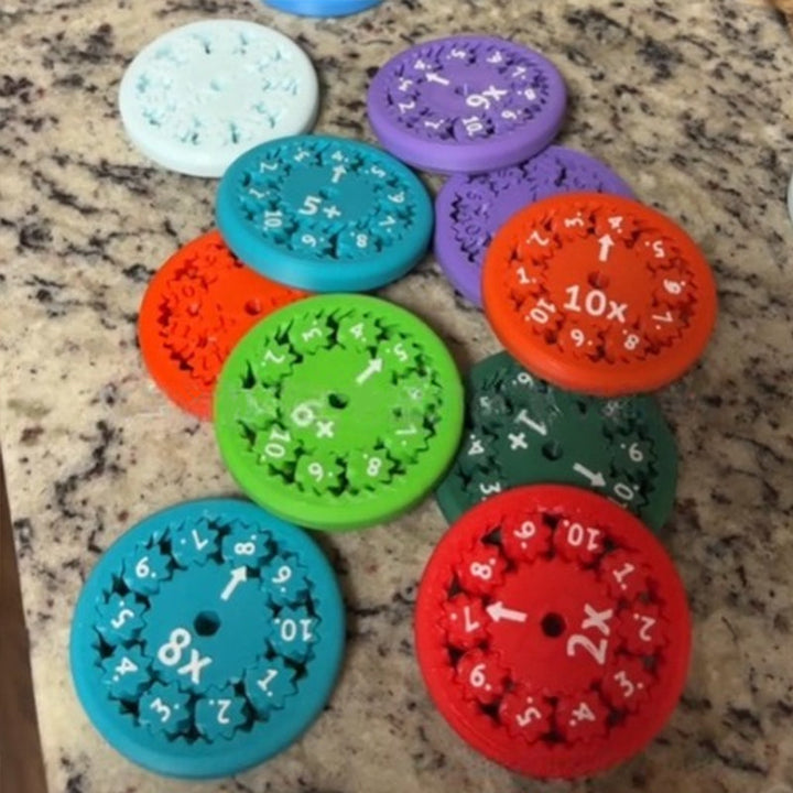 "Lärorik fidget-spinnare med färgglada detaljer för matematikträning, perfekt för barn och vuxna i interaktivt lärande."