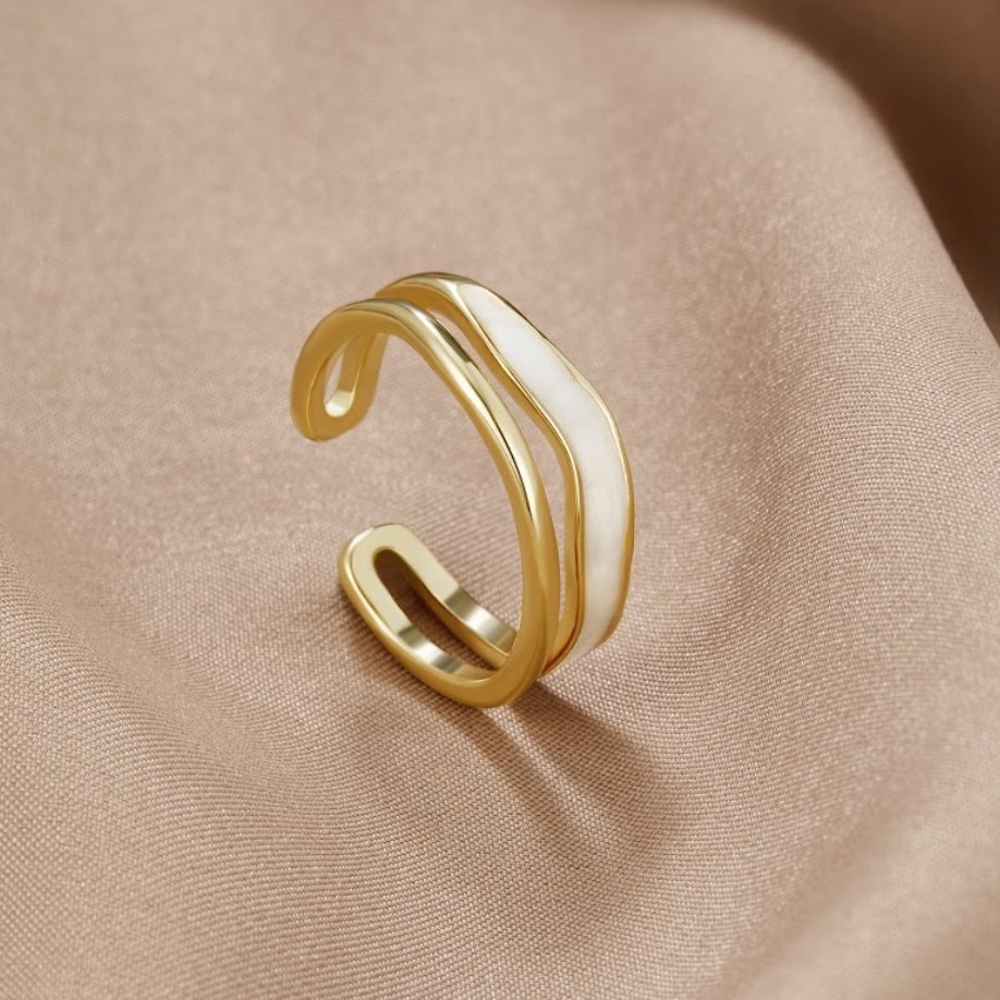 Elegant flerskiktsring i guldton, stilig damring som accessoar