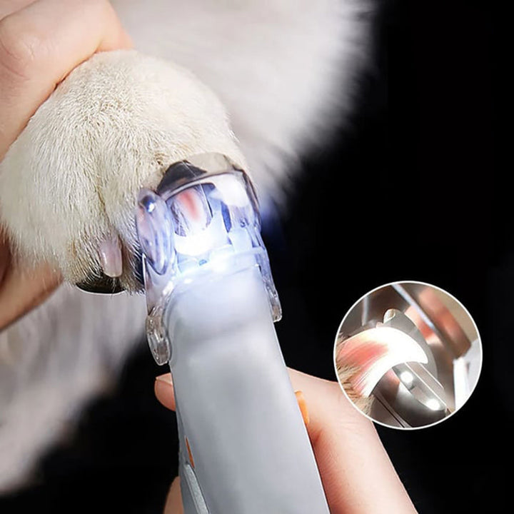 LED-belyst nagelklippare för husdjur med rostfria stålblad och inbyggd nagelfil, idealisk för hundar och katter.