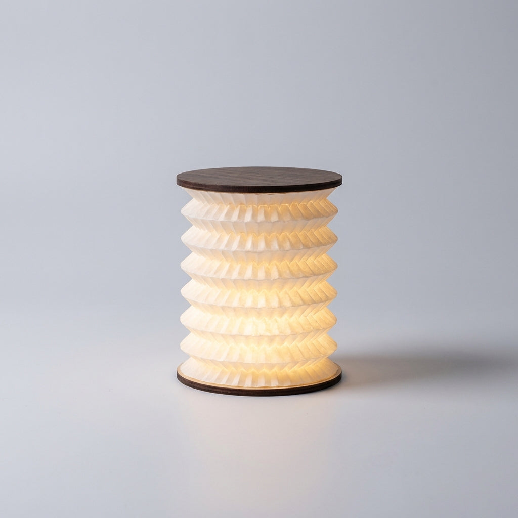 LED-bordslampa i lyktform med trädetaljer och veckad skärm