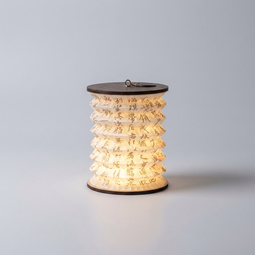 Kompakt bordslampa med mönstrad skärm i traditionell stil