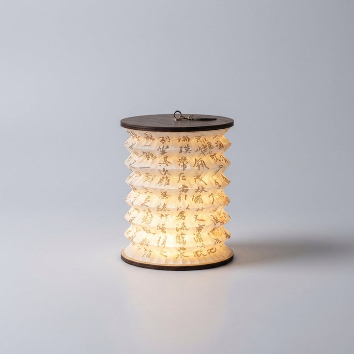 Kompakt bordslampa med mönstrad skärm i traditionell stil