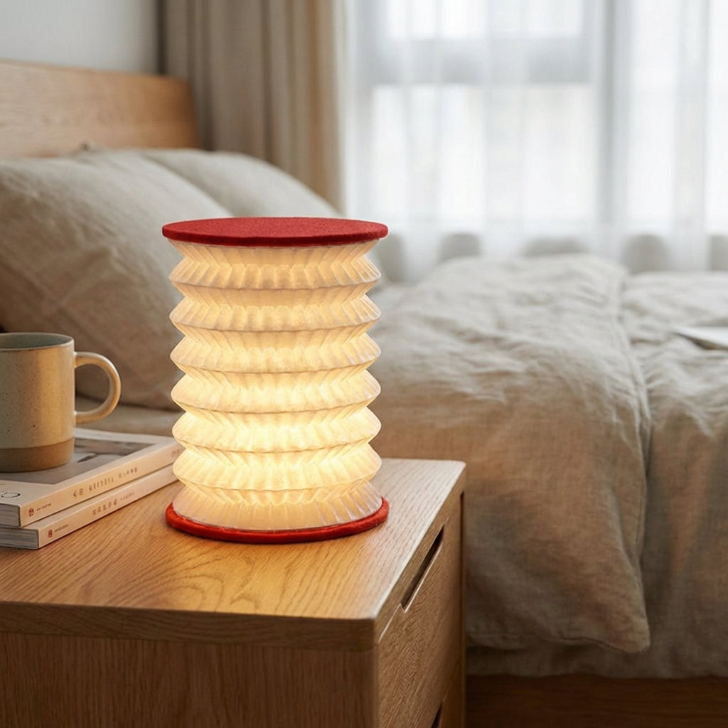 Närbild på den stilrena LED-lampan i lyktdesign som sprider stämningsbelysning i sovrummet