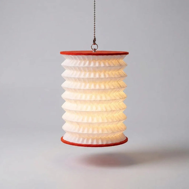 Dekorativ bordslampa med LED-belysning placerad på ett bord som elegant inredningsdetalj