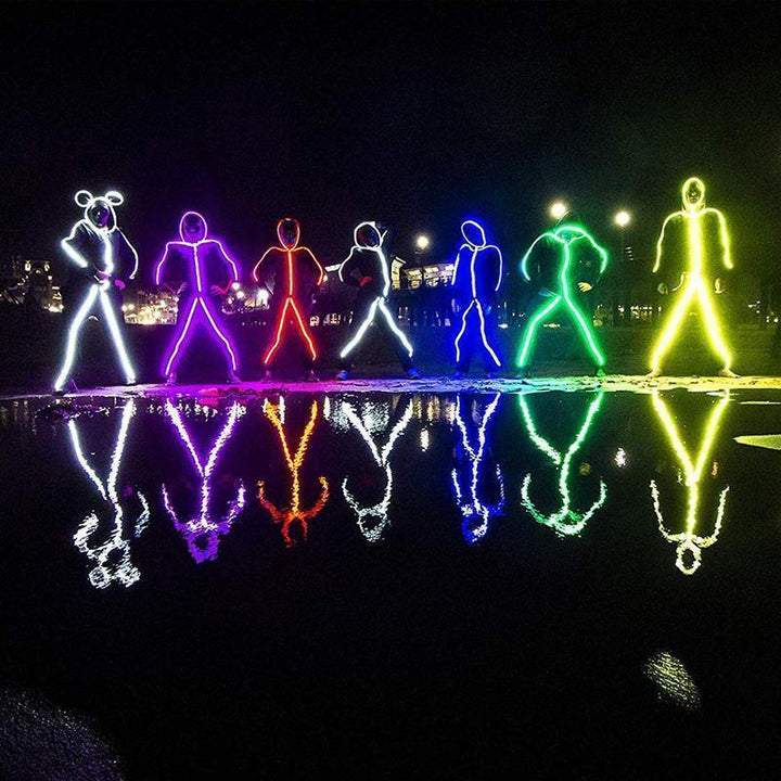 "LED-ljus Stickman Kit för fester, visar lysande linjer i olika färger på kläder. Perfekt för uppträdanden."