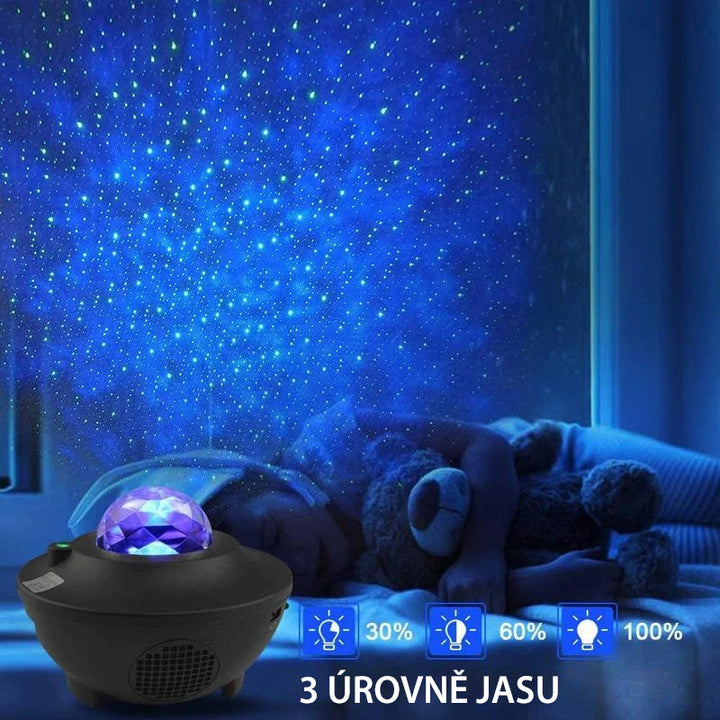 "LED nattlampa med färgprojektion och Bluetooth-högtalare, visar färgglada ljuseffekter i mörkt rum."