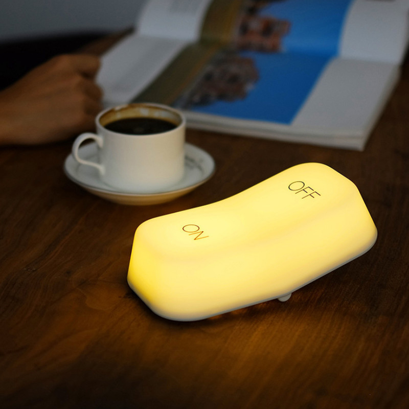 "LED-nattlampa med switch, kompakt design, ger skonsam belysning, perfekt för skrivbord eller nattduksbord."