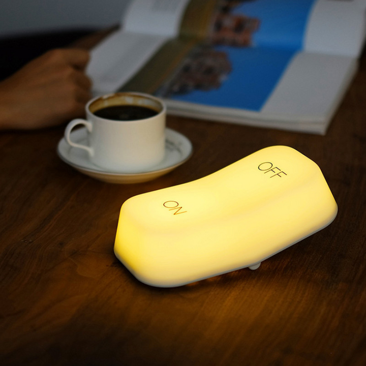 "LED-nattlampa med switch, kompakt design, ger skonsam belysning, perfekt för skrivbord eller nattduksbord."