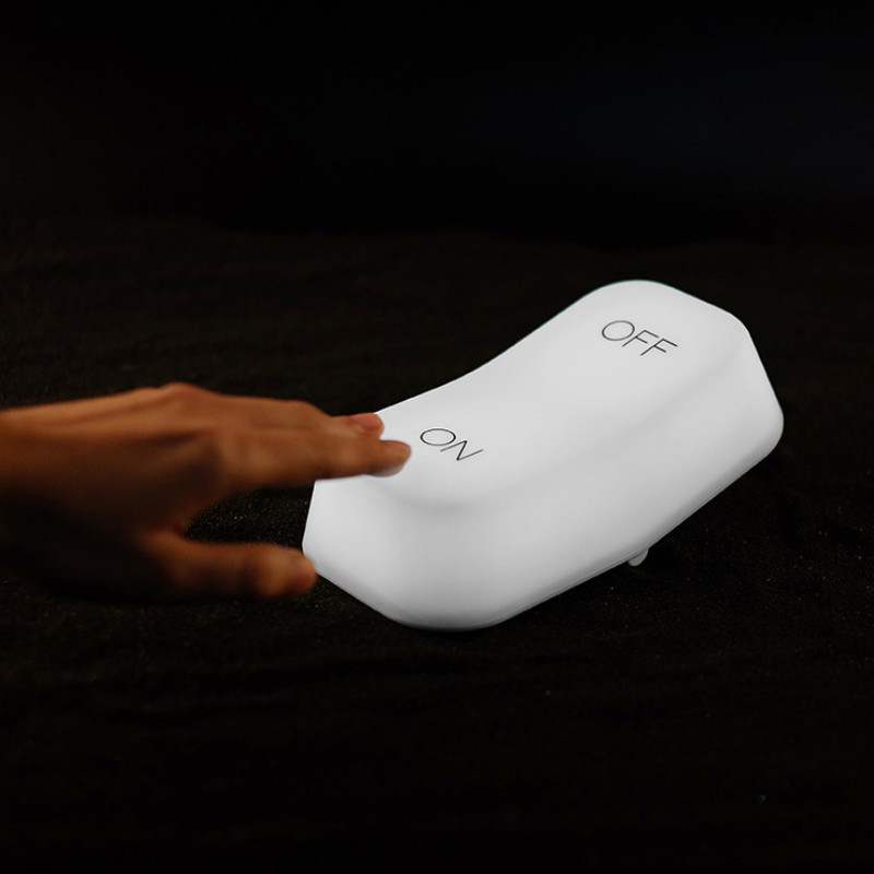 "LED-nattlampa med switch, kompakt design, ger skonsam belysning, perfekt för skrivbord eller nattduksbord."