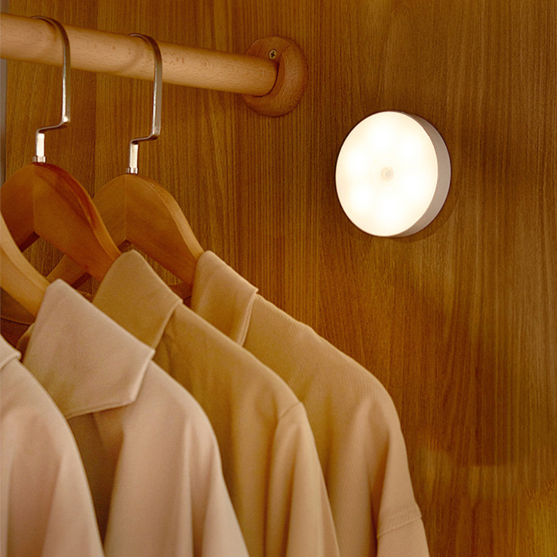 "LED smart sensorljus med rörelsedetektion och USB, vit och varm belysning i kompakt rund design, enkel installation."