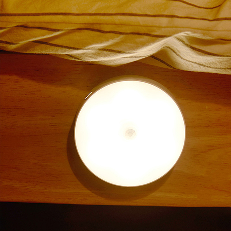 "LED smart sensorljus med rörelsedetektion och USB, vit och varm belysning i kompakt rund design, enkel installation."