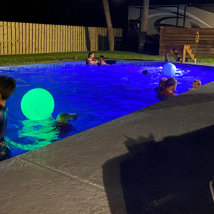 "LED-strandboll med mångfärgade lysdioder, perfekt för utomhusbruk. Vattentät och hållbar för lek i alla väder."