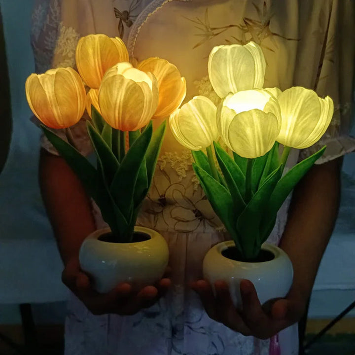 LED tulpan bordslampa i PU, uppladdningsbar. Eleganta vita, rosa och lila blommor med varmt ljus, höjd 30 cm.