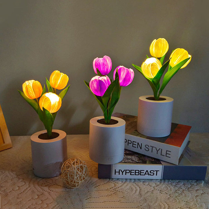 LED tulpan bordslampa i PU, uppladdningsbar. Eleganta vita, rosa och lila blommor med varmt ljus, höjd 30 cm.