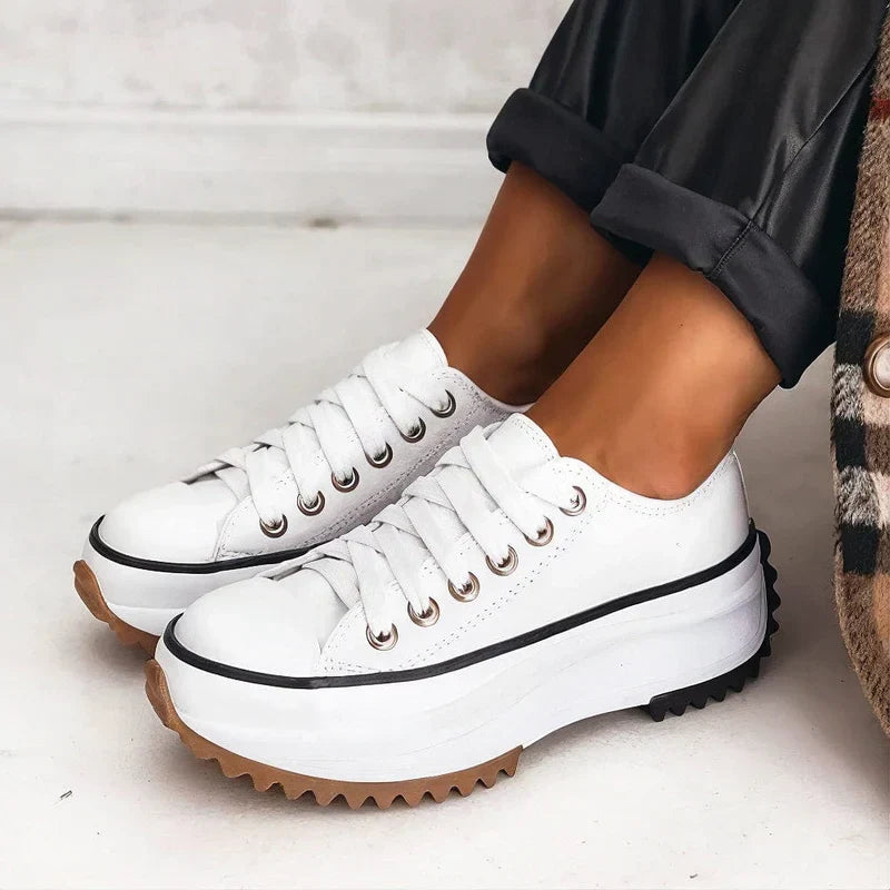 Damplattform Sneakers Elisa i profil, vita modetrogna plattskor för vardag