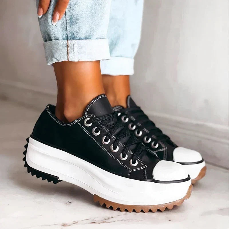 Snygga svarta plattformsneakers för dam som bärs på golv