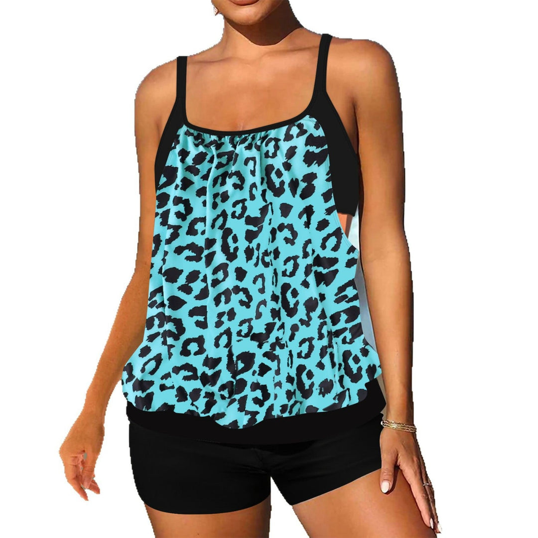 Närbild på flödande leopard tankini-topp. Justerbara band & snyggt mönster. Bekväma badkläder för kvinnor.