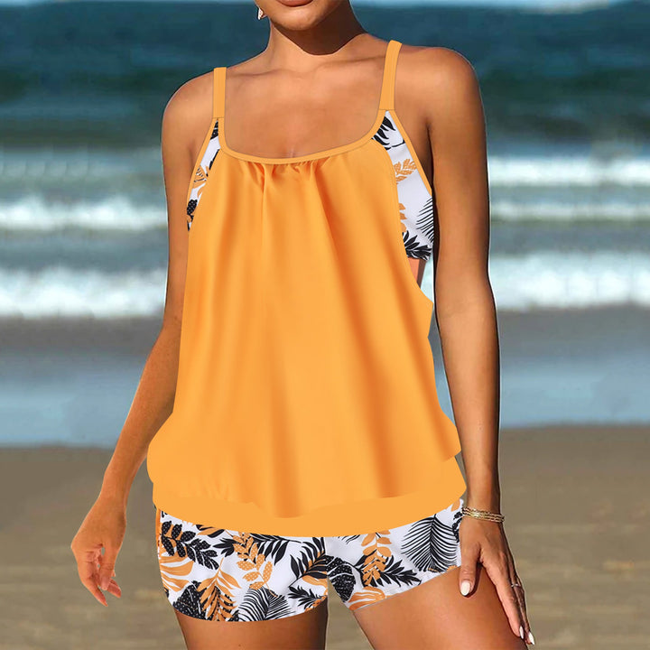 Detalj av leopard tankini-setet. Flödande topp och bekväm trosa. Perfekta dambadkläder för sommar & sol.