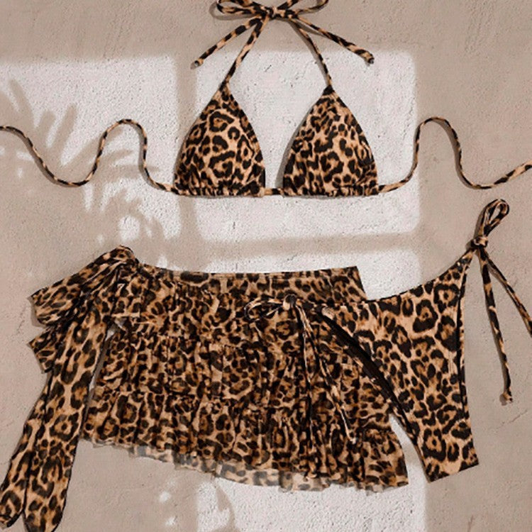 Leopardmönstrad triangelbikini med volangtrosa för dam, perfekt strandmode.