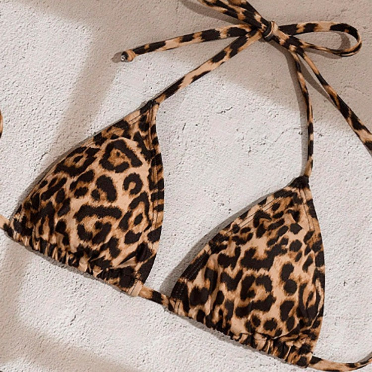 Damtriangelbikini med leopardtryck och söt volangtrosa. Eleganta badkläder för soliga dagar.