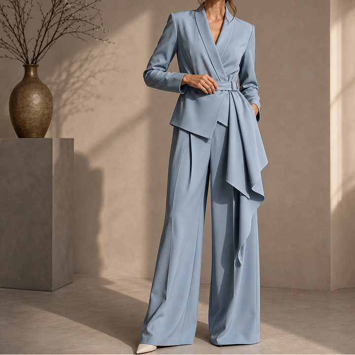 Damkläder set med elegant omlottkavaj och vida byxor samt bälte i beige