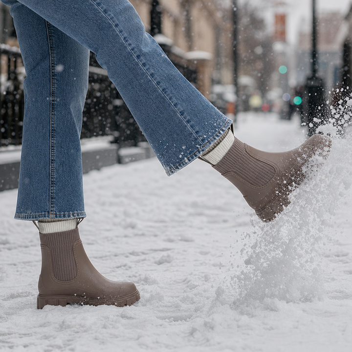 Damkläder bärande Puddlestep ankelhöga kalosjer i snömiljö