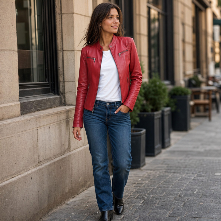 Snygg cropped moto jacka för dam mot neutral bakgrund