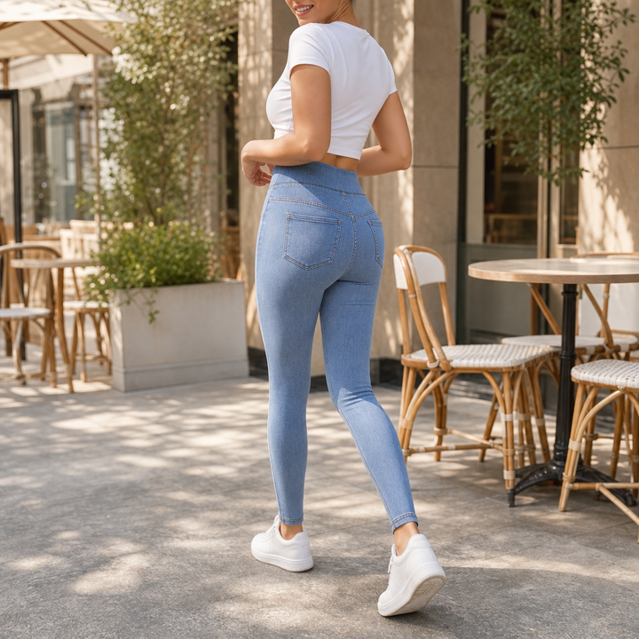Smalfotade stretchiga damjeans i blå denim bakifrån