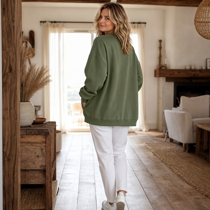 Långärmad stickad damkofta med oversized passform i neutral färg