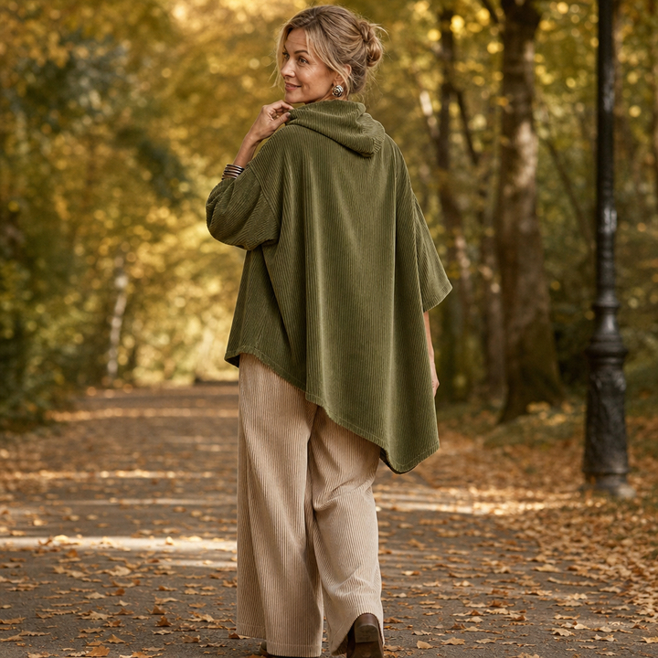 Snygg damponcho med huva visad bakifrån i vardagslook