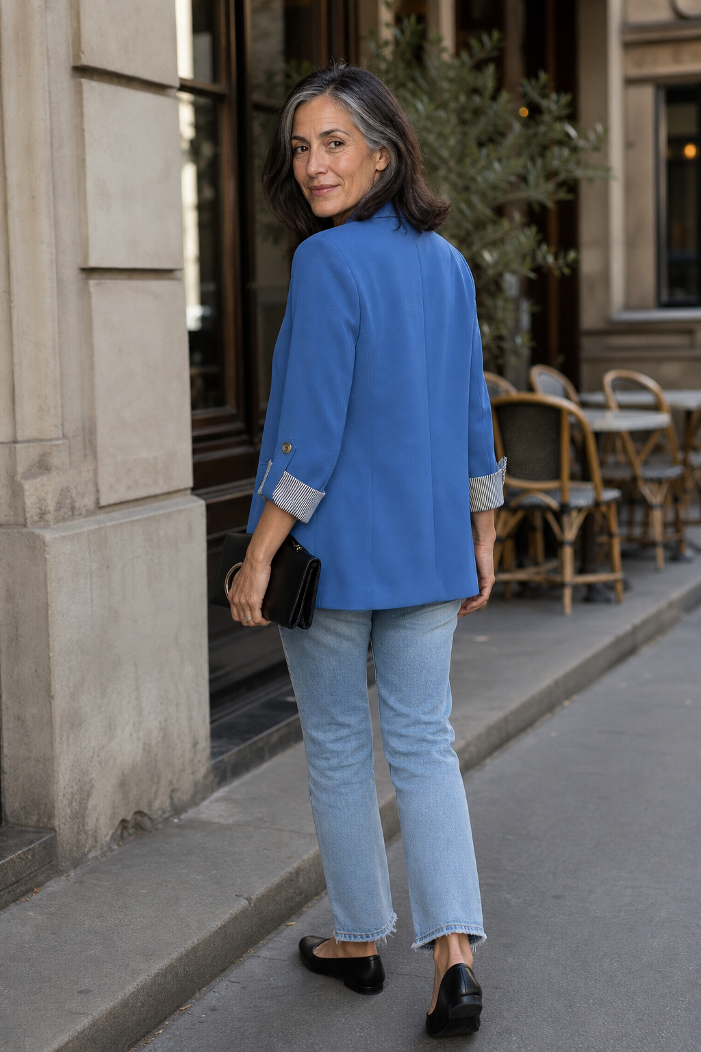 Elegant blazer för dam med uppvikta ärmar, sidovy