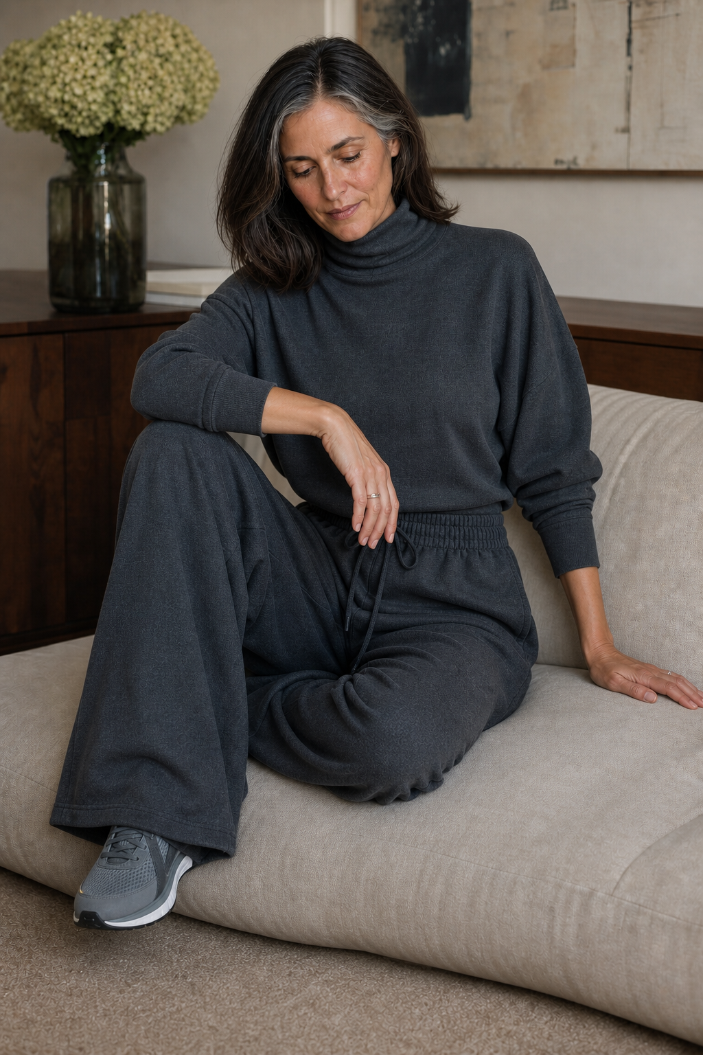 Elegant damset i stickat material med turtleneck och vida byxor i vardagsstil