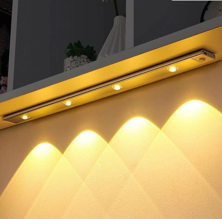 LED-lampan sprider ett varmt och välkomnande sken i bokhyllan