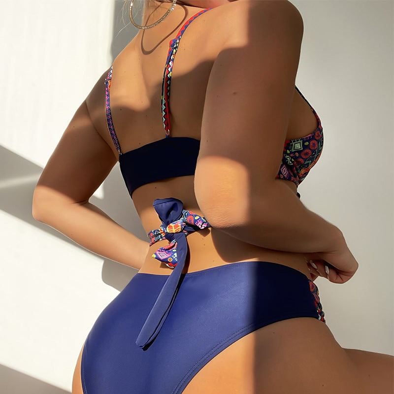 Moderiktig lila triangelbikini för dam, med lekfulla detaljer för sommarens strandmode.
