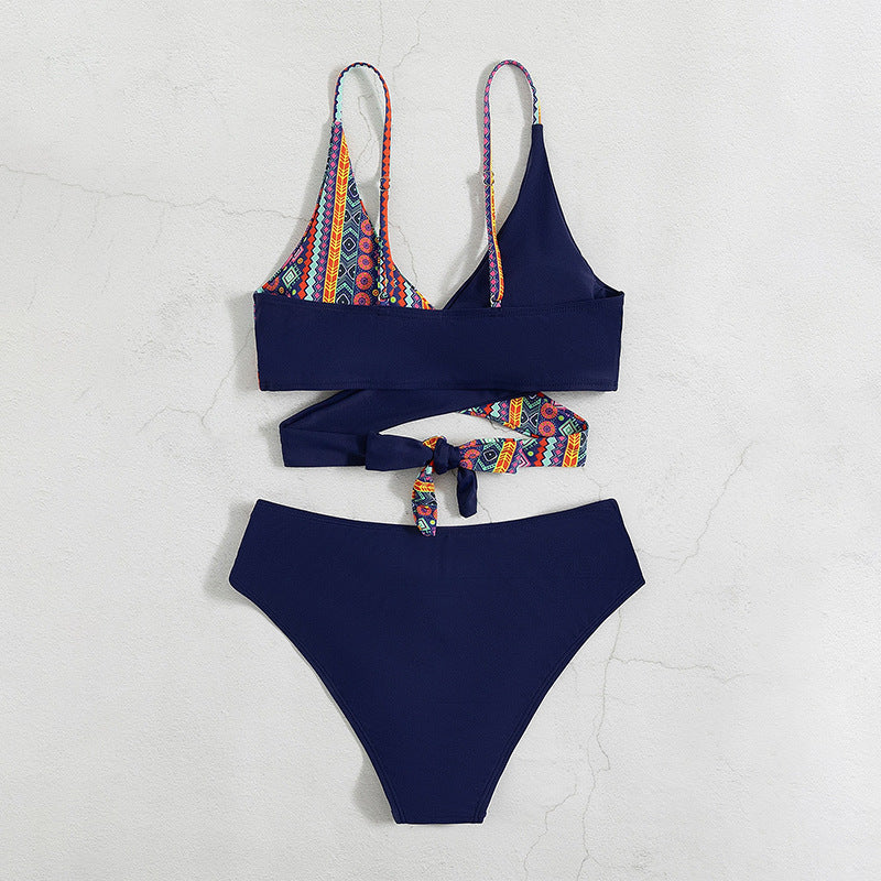 Lekfull lila damtriangelbikini för soliga dagar. Bekväma badkläder i trendig design.